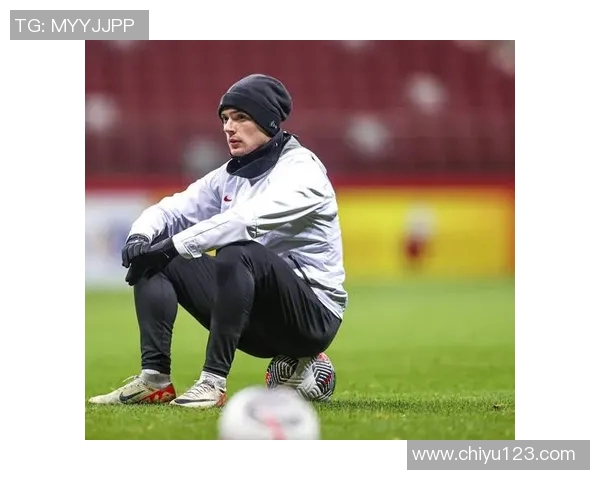 球星坐在足球上展现独特魅力与运动精神的瞬间 球星坐在足球上展现独特魅力与运动精神的瞬间